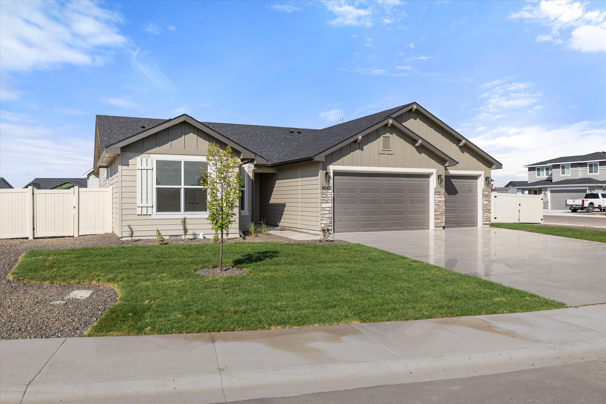 Front of 600 Fallen Leaf Avenue, a single-level Payette plan home on a corner lot in Harvest Creek, New Plymouth, Idaho